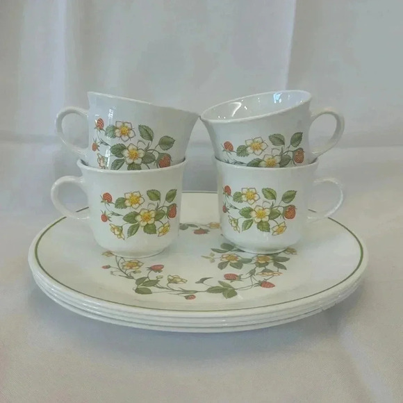 🍓Vintage Corelle Strawberry Sundae Dinnerware Set of 8 for 4 People🍓 - Picture 5 of 5